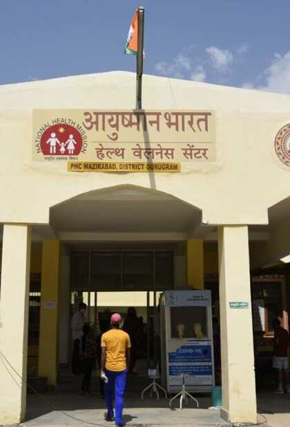 <p>आयुष्मान योजना के तहत आप 5 लाख रुपये तक फ्री इलाज प्राप्त कर सकते हैं। बस आपको इस योजना से जुड़े सरकारी या प्राइवेट किसी हॉस्पिटल मं जाकर अपना आयुष्मान कार्ड दिखाना होगा।</p>
