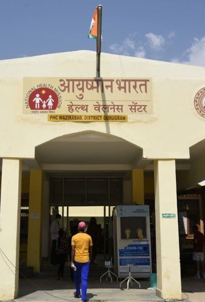 <p>आयुष्मान योजना के तहत आप 5 लाख रुपये तक फ्री इलाज प्राप्त कर सकते हैं। बस आपको इस योजना से जुड़े सरकारी या प्राइवेट किसी हॉस्पिटल मं जाकर अपना आयुष्मान कार्ड दिखाना होगा।</p>
