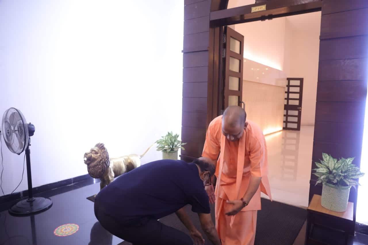 Rajinikanth get blessings from Yogi Adityanath nbn