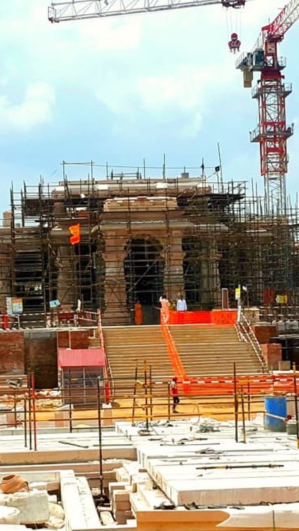 <p>राम मंदिर सामने से दिखने पर काफी खूबसूरत लग रहा है। साथ ही इसकी लंबाई और चौड़ाई भी काफी ज्यादा है।</p>
