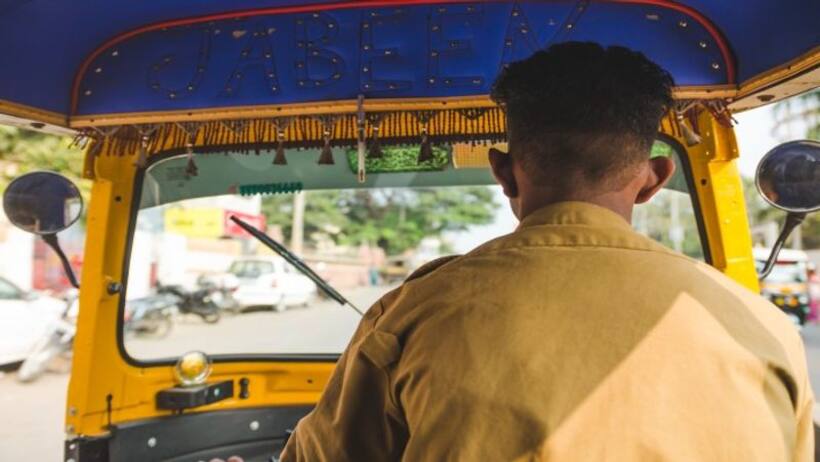 अब जहाज का मजा ऑटो में ! देखिए ये Viral Video 