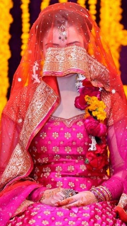 <p>बॉलीवुड में एक से बढ़कर एक शादियां हुई हैं।‌ आज हम आपको एक ऐसे ही शादी के बारे में बताने जा रहे हैं जहां पर शादी को ग्रैंड बनाने के लिए करोड़ों रुपए खर्च कर दिए गए थे।</p>
