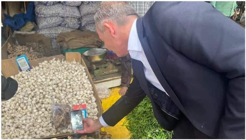 German minister buys veggies from roadside vendor using UPI watch viral video btb