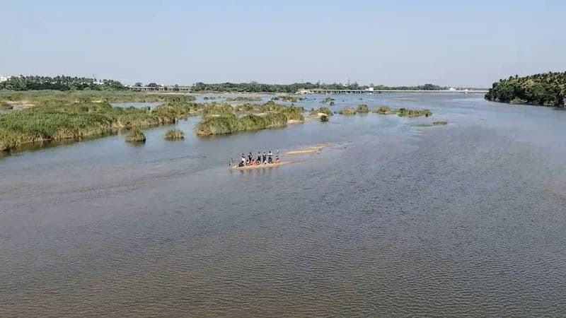 tamil nadu farmers protest against karnataka cm siddaramaiah at cauvery river in trichy vel