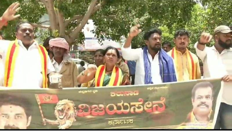 Workers protest in front of Chitradurga DC office against officials gvd