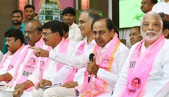 కేటీఆర్ మార్క్ పాలిటిక్స్... కత్తులు దూసుకున్న కడియం, రాజయ్య కలిసిపోయారుగా..! 