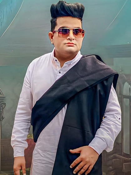 <p>हरियाणा के पॉपुलर सिंगर राजू पंजाबी अब हमारे बीच नहीं रहे। 40 साल की उम्र में उन्होंने हिसार के एक हॉस्पिटल में अंतिम सांस ली।</p>
