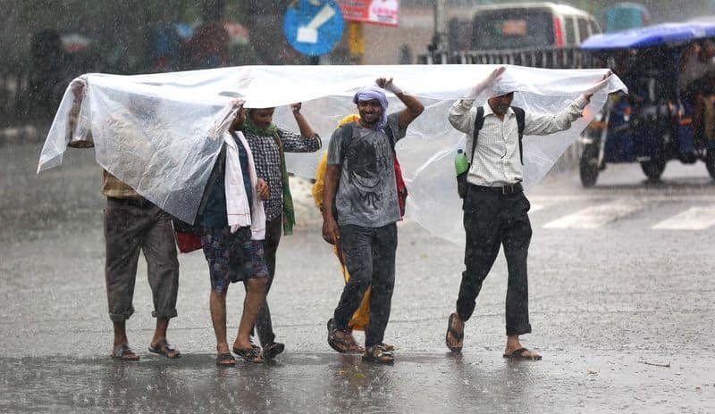 photos of heavy rain in lucknow ZKAMN