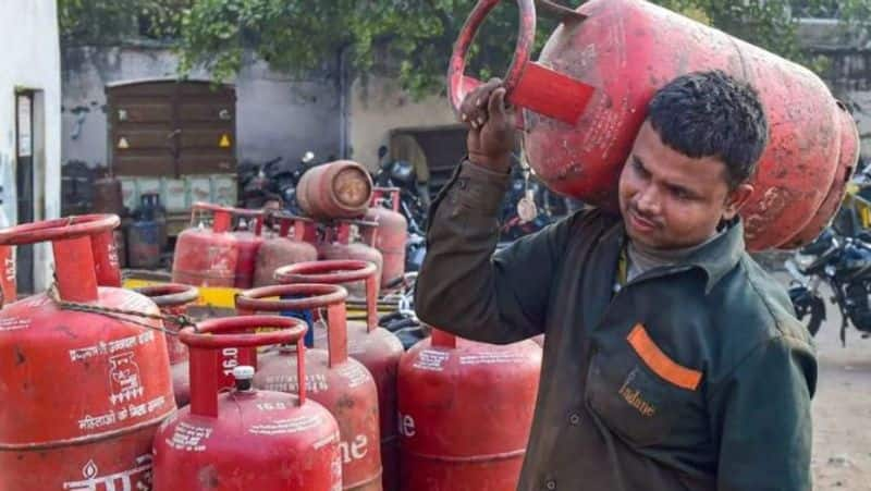 Govt cuts LPG price by Rs 200/cylinder in major relief for consumers ahead of festive season-sak