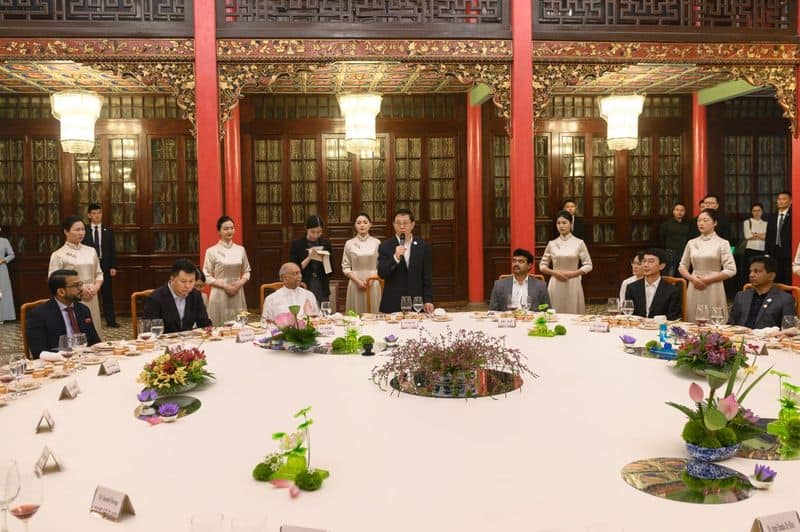 Senthil Thondaman Thiruvalluvar statue presented to Wang Yubo Governor of Yunnan Province China