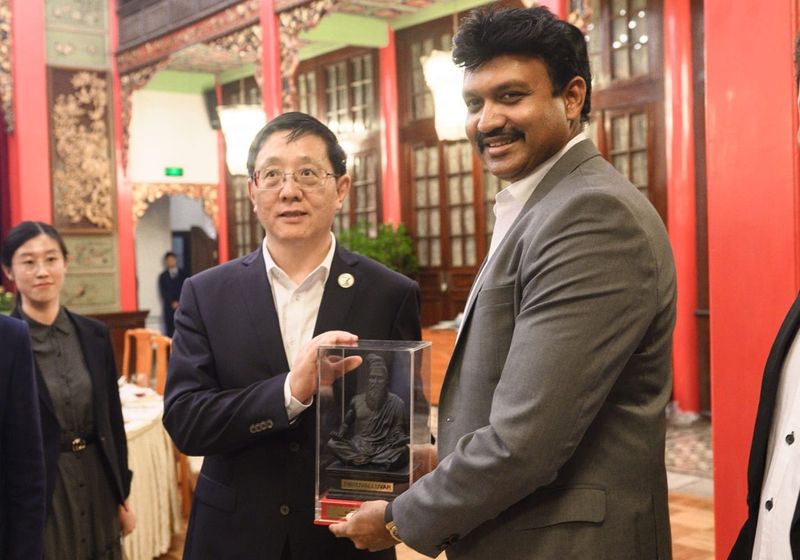 Senthil Thondaman Thiruvalluvar statue presented to Wang Yubo Governor of Yunnan Province China