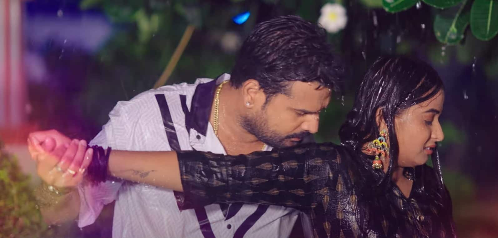 Ritesh Pandey became romantic seeing Varsha Pandey getting wet excellent chemistry seen in Yaar Ka Nakhra Baarish Jaisa rps