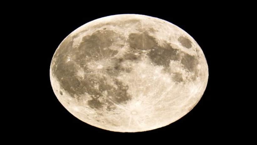Moon Facts: रहस्यों के साथ मौत का समंदर है चांद, इतने गहरे गड्ढे कि समा जाए माउंट एवरेस्ट 