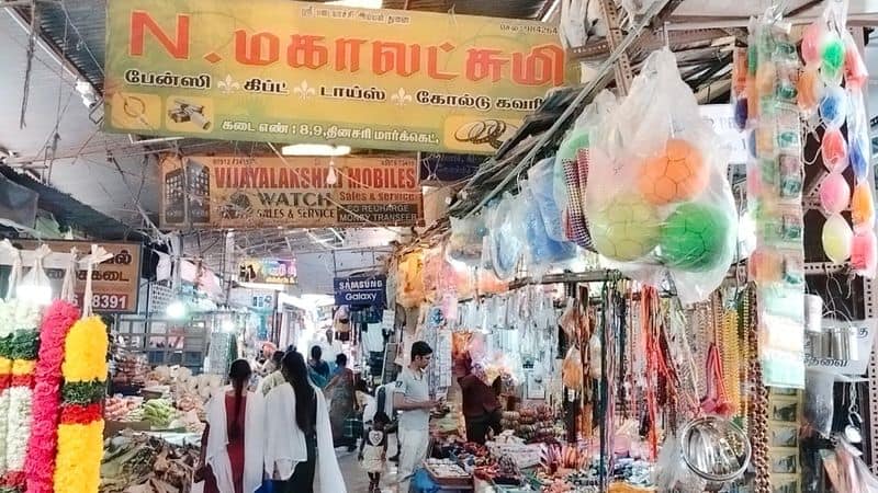 shop owners at palladam daily market capture a thief and hand over police in tirupur