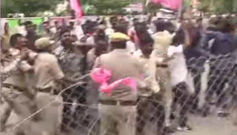 Clashes Between  BRS  and BJP  Workers  At   BRS MLA Vinay Bhaskar  Camp Office in Warangal lns