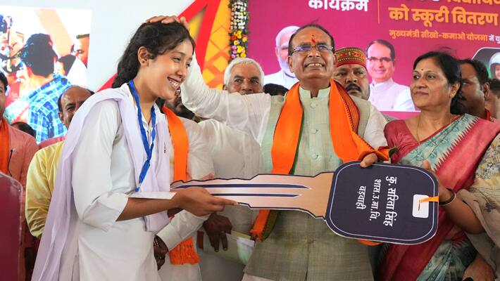 shivraj-singh-chouhan-gifted-scooty-to-topper-students-in-shahdol