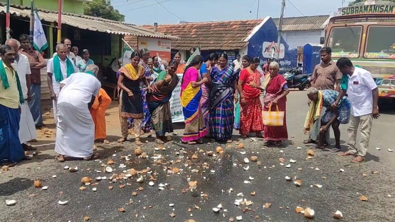 government should provide a coconut oil in ration shops farmers protest in coimbatore