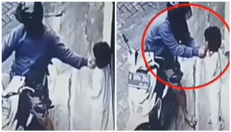 Scary video of the thief snatching the necklace from the girl s neck bkg