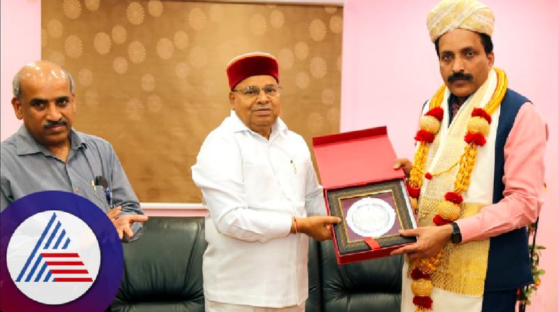 Chandrayan 3 governor visits ISRO Center congratulates Scientists at peenya bengaluru rav