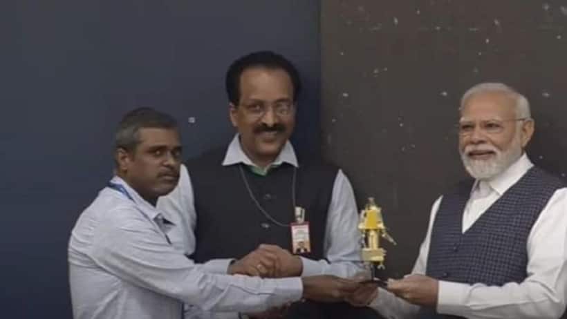 PM Modi ISRO: इसरो पहुंचकर इमोशनल हुए पीएम मोदी, चंद्रयान 3 के लैंडिग प्लेस का नाम शिव शक्ति पॉइंट