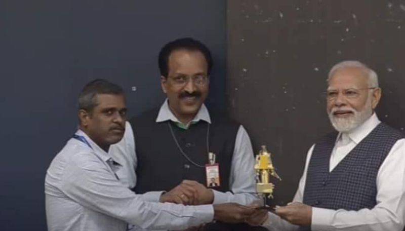 Isro scientists presented 4 memento to prime minister modi in chandrayaan 3 success meet in istrac bengaluru