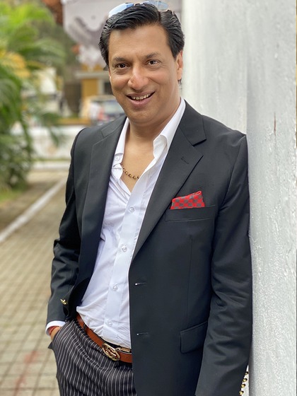 <p>मधुर भंडारकर के पिता जो इलेक्ट्रिक कॉन्ट्रेक्टर थे, इस काम में उन्हें घाटा लग गया था । इसके बाद मधुर ने उनका हाथ बंटाने के लिए काम शुरु किया ।  </p>

