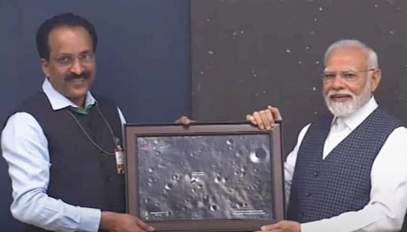 ISRO presents Chandrayaan 3 model images of Moon landing to PM Modi see photos gcw