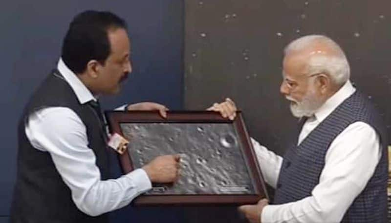 ISRO presents Chandrayaan 3 model images of Moon landing to PM Modi see photos gcw