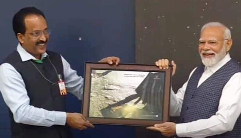 ISRO presents Chandrayaan 3 model images of Moon landing to PM Modi see photos gcw