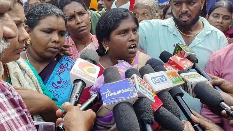 The relatives of the young women protest in Trichy accusing wrong treatment by the doctors