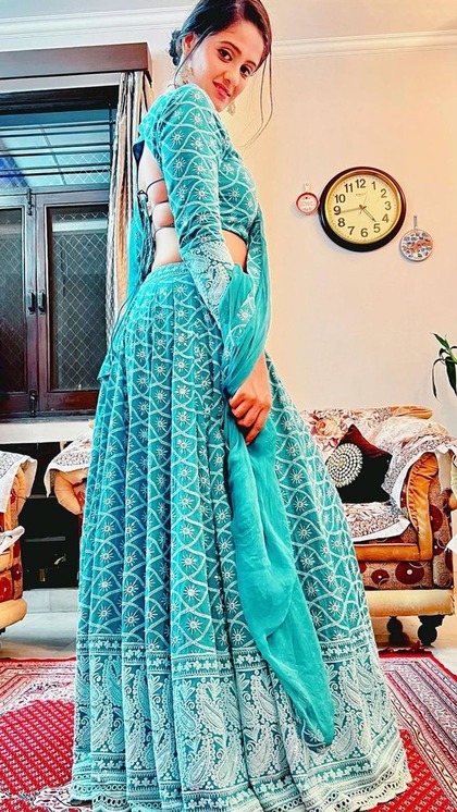 <p>इस रक्षाबंधन पर आप चाहें तो आयशा सिंह की तरह ऐसा कुछ एम्बॉयडरी वर्क लहंगा ले सकती हैं। ये देखने में काफी हैवी लगते हैं लेकिन पहनने में काफी हल्के और आरामदायक रहते हैं।</p>
