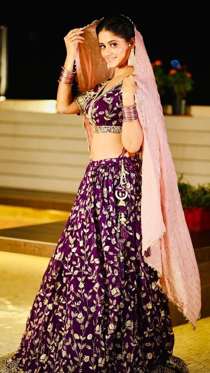 <p>इस तरह के फूल-पत्ती डिजाइन वाले लहंगे आपको खूब बाजार में आसानी से मिल जाएंगे। आप अपने पसंदीदा दो रंगों को कंट्रास्ट कलर लहंगा में चुन सकती हैं। </p>
