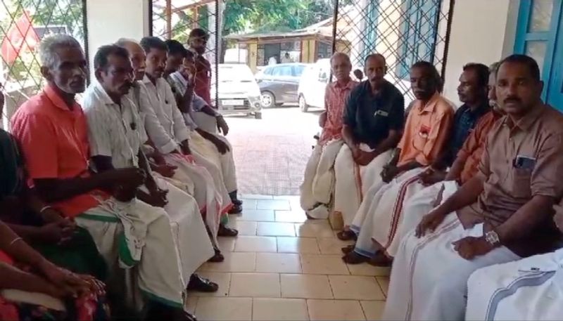 CITU activists protest the Idukki deputy labour officer for estate workers Onam bonus vkv