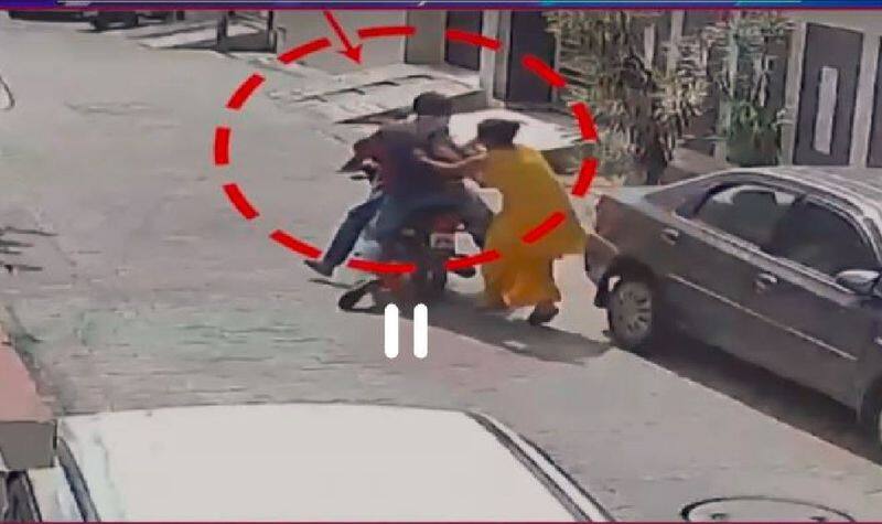 woman fights off thieves and knocks thief off  from bike womans daring video goes viral in social Media akb