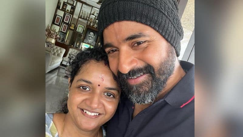 Sivakarthikeyan celebrate wedding anniversary with his wife Aarthi viral photo here