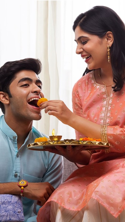 <p>आपकी बहन को अगर स्टॉक मार्केट का नॉलेज है तो आप बहन को किसी अच्छी कंपनी का शेयर या स्टॉक खरीद सकते हैं। फ्यूचर में ये अच्छा रिटर्न दे सकते हैं।</p>
