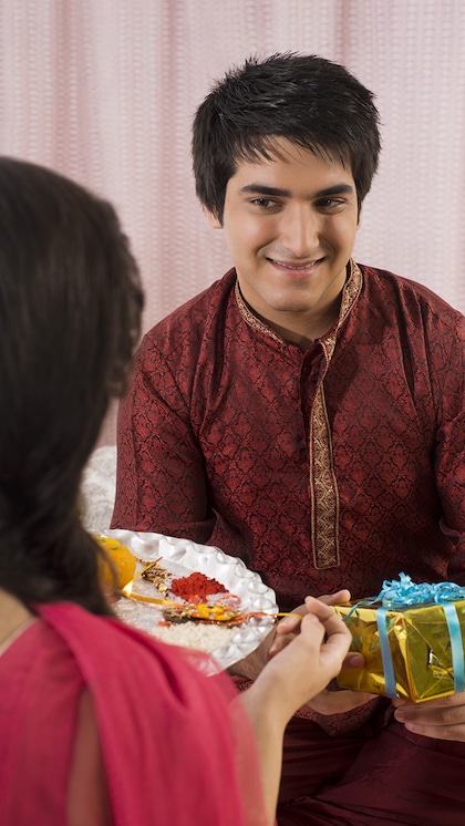<p>किशोर कुमार और लता मंगेश्कर का गाया हुआ गाना फूलों का तारों का सॉन्ग अपनी बहन के लिए गा सकते हैं। ये गाना भाई-बहन के रिश्ते में मिठास घोलता है।</p>
