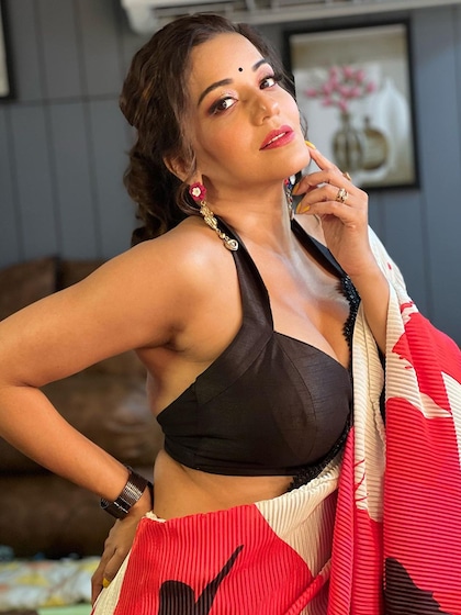 <p>भोजपुरी एक्ट्रेस मोनालिसा ने साड़ी लुक के साथ ओपन हेयर रखे हैं। उन्होंने अपने लुक को बड़े झुमकों और न्यूड मेकअप के साथ कंपलीट किया है । </p>
