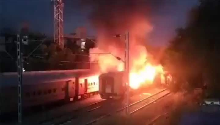 Fire on Bengaluru Marikuppam Train at Malur in Kolar grg