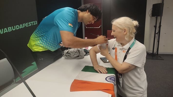 Neeraj chopra refuse to sign on Indian flag after Gold medal winner wins heart of people ckm