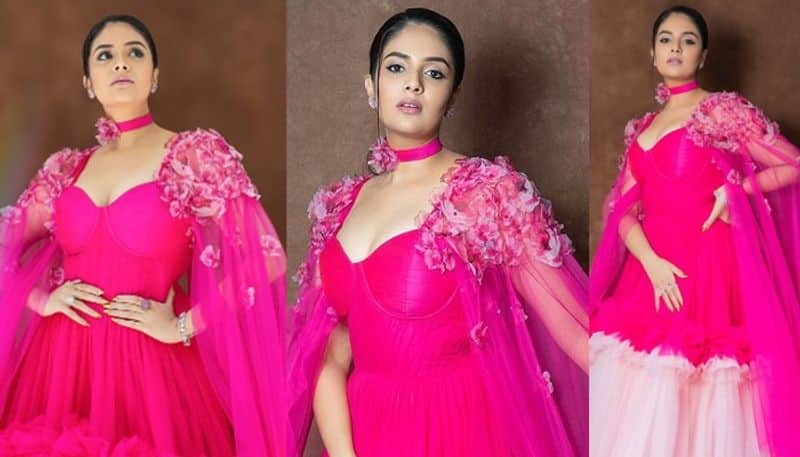 Anchor Sreemukhi looks beautiful in Pink dress NSK