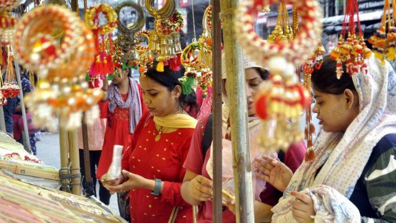 sisters started shopping rakhi for rakshabandhan in lucknow ZKAMN