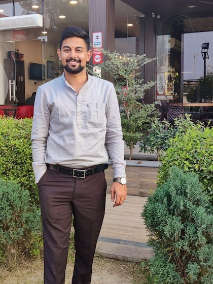 <p>अजमेर, राजस्थान के शोभित सोनी को इंजीनियरिंग की पढ़ाई के दौरान ही कुल्हड़ बनाने का आइडिया आया। तब डिस्पोजेबल गिलास का ज्यादा चलन नहीं था।</p>
