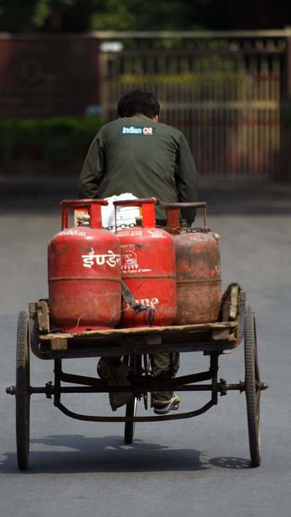 <p>उज्जला स्कीम को पहले 200 रुपए की सब्सिडी मिलती थी लेकिन अब 200 की अतिरिक्त सब्सिडी दी जाएगी। लाभार्थियों के खाते में 400 रुपये आएंगे। यानी उन्हें सिलेंडर 703 रुपये का पड़ेगा।</p>

