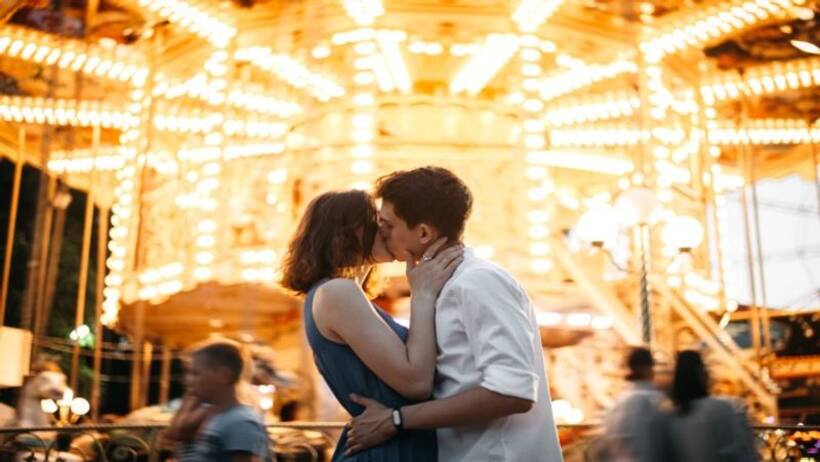 Viral: 10 मिनट तक गर्लफ्रेंड को KISS करता रहा शख्स, फट गया कान का पर्दा  