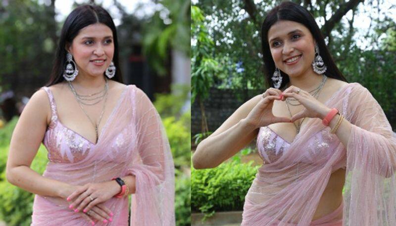 Actress Mannara Chopra beautiful look in pink Saree NSK