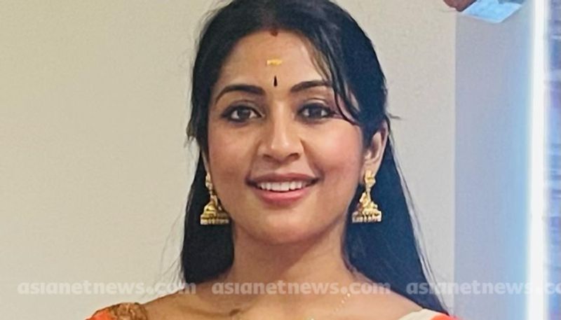 actress Navya Nair rescued accident injured man 