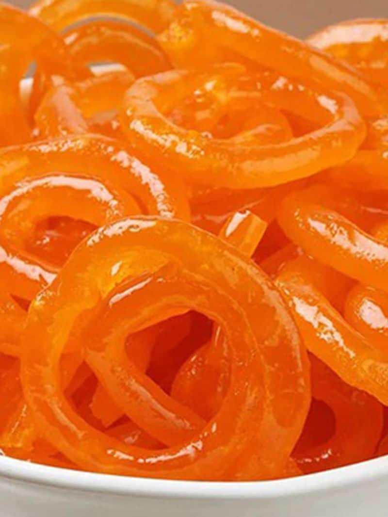 madhya pradesh assembly elections, free jalebi, free poha who votes by 9 am offer from dukan 56 traders kms