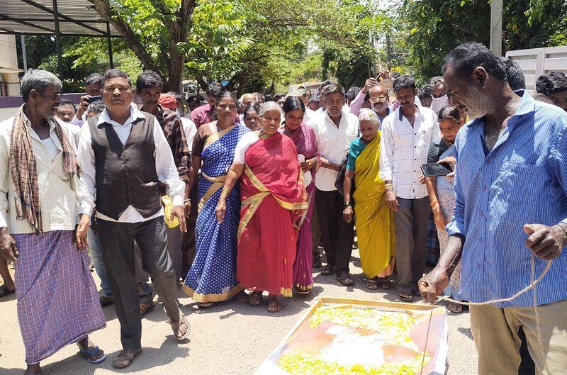 Protesters who performed funeral procession of Upendra at Kollegala gvd