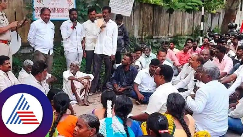 Govt school kitchen helper caste abuse death threat: protest in bhadravati at shivamogga rav